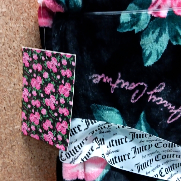 NWT Juicy Couture Oversized Plush Throw Blanket Roses/Black 60x70 - Picture 3 of 5